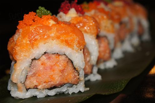 Spicy salmón tobiko roll x8