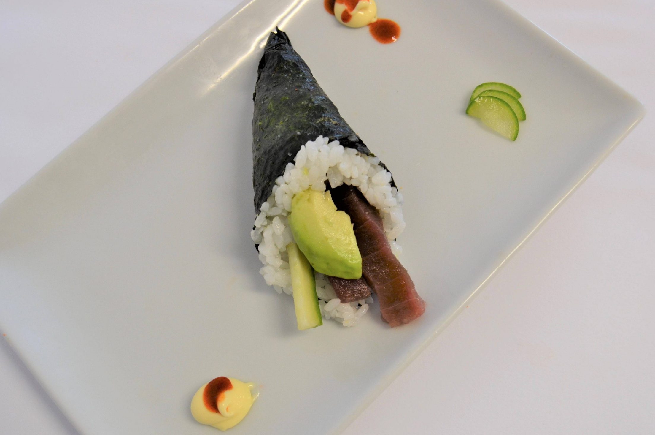 TEMAKI ATÚN ROJO Y AGUACATE X1